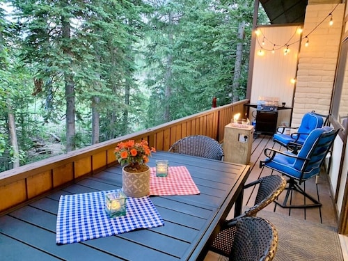 Ski-In, Ski-Out Cozy Condo, Private Garage, Walk to Pond/Park/Shops