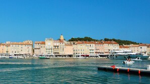A waterfront with buildings, boats, and a dock. - Groot Appartement Prat L'estagnol 19 met Terras, Balkon en Gezamenlijk Zwembad (Le Plan-de-la-Tour)
