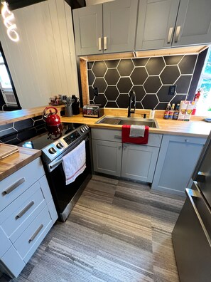 Fridge, microwave, oven, stovetop