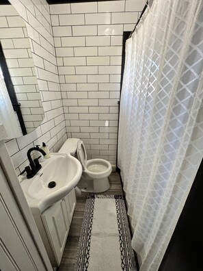 Badewanne, Haartrockner, Handtücher