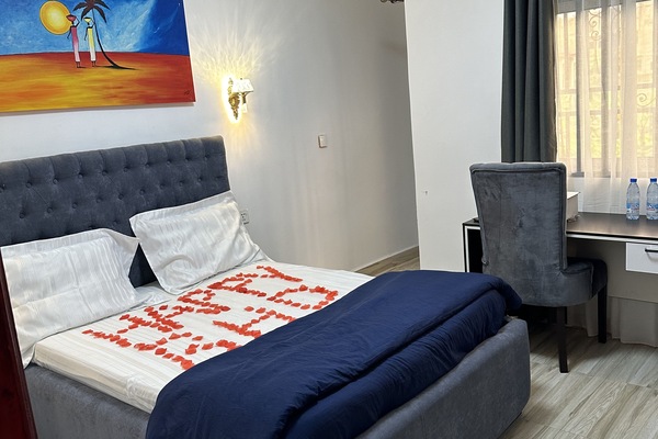 Royal Room, 1 Bedroom, mesra penglihatan, Penyaman udara | 1 bilik tidur, gebar bulu kapas, busa memori, meja