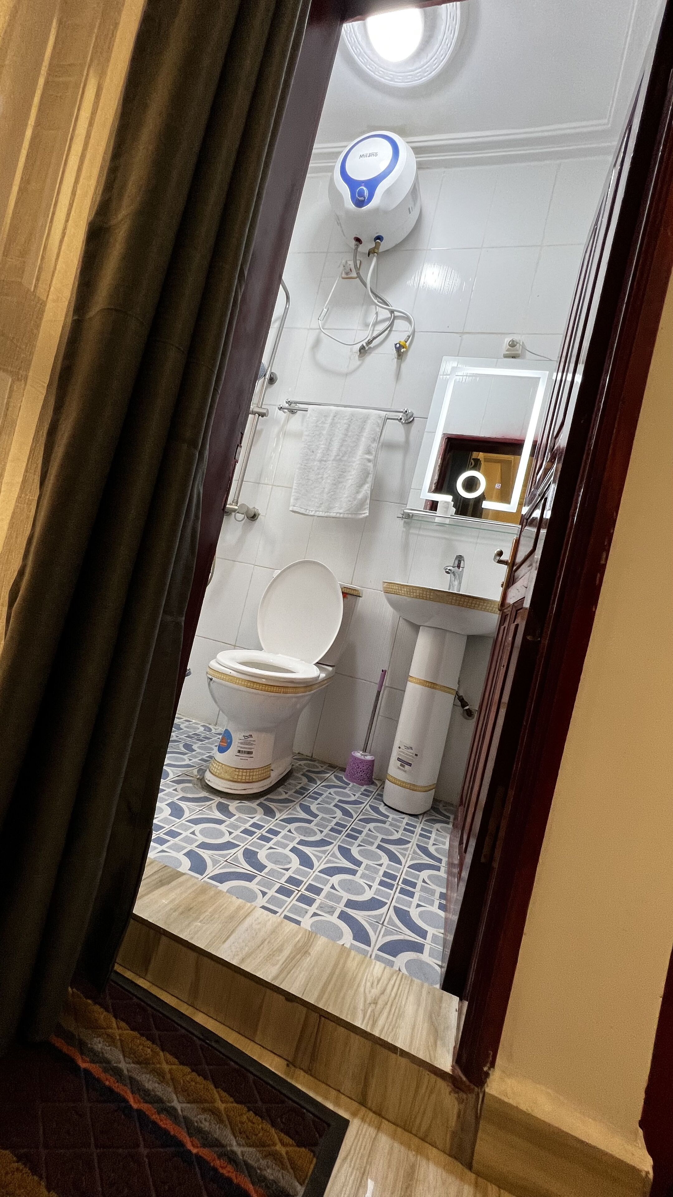 Un baño con inodoro, lavabo y espejo.