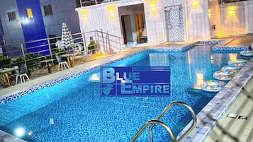 Hồ bơi ngoài trời