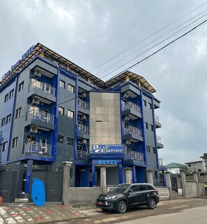 Fachada de la propiedad