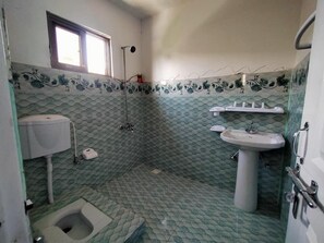 豪華雙人房 | 浴室 | 淋浴設備、名牌盥洗用品、毛巾、肥皂