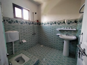 Habitación doble Deluxe | Baño | Regadera, amenidades de baño de diseñador, toallas, jabón
