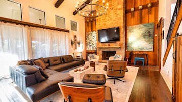 Een smart-tv, een open haard en een kantoor