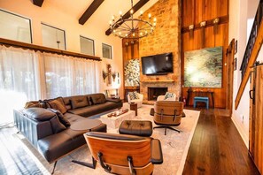 Smart TV, chimenea y oficina