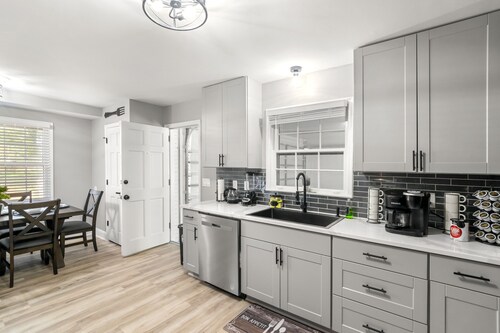 Luxury 6BR Oasis 4 Mins From ATL Intl Airport