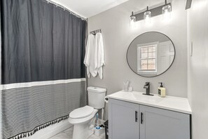 Shower, hair dryer, towels, soap - Luxury 6BR Oasis 4 Mins From ATL Intl Airport (East Point)