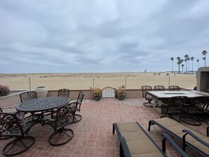 Outdoor dining - Oceanfront Stunner south of Balboa Pier, Newport Harbor view pvt rooftop deck (Newport Beach)