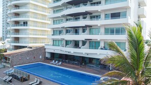 Una piscina al aire libre