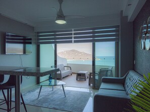 Suíte júnior, vista para o mar | Área de estar | TV LED