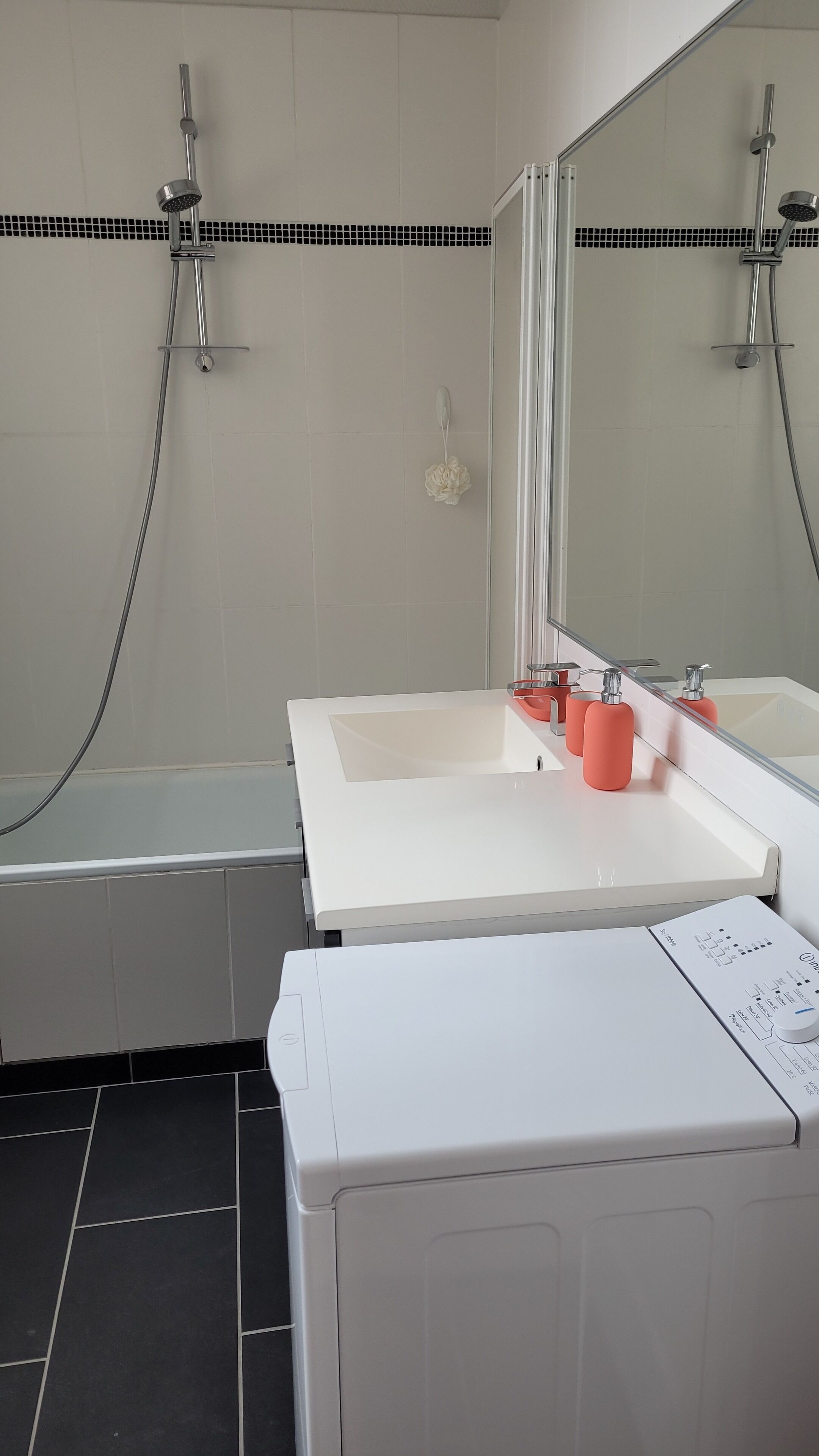 Secadora de cabello, batas, toallas, jabón 