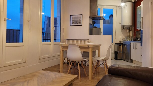 Un appartamento moderno con angolo ristoro, cucina e zona soggiorno.