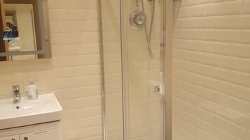 Bruser, hårtørrer, håndklæder, Sæbe