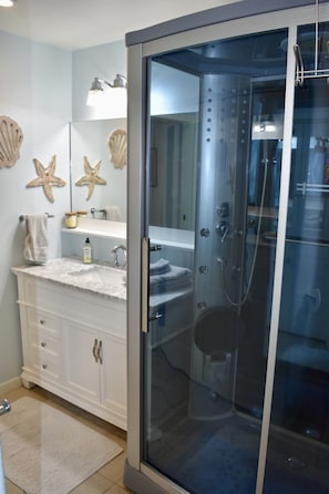 Douche, sèche-cheveux, serviettes fournies, savon