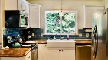 Coffee/tea maker, fridge, microwave, oven