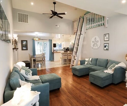 Lovely Craftsman Beach House in downtown, close to everything!