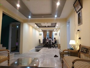 Lobby sitting area - Ringchan Guest House & Restaurant (Skardu)