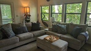 Smart TV, fireplace - Treetop Retreat (Helen)