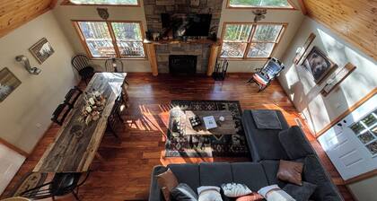 Lazy Bear Lodge 25 min to Beech Mountain Hot Tub and Pool Table