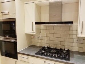 Refrigerador, microondas, horno y lavavajillas 