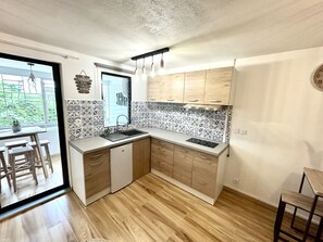 Kühlschrank, Mikrowelle, Herdplatte, Wasserkocher mit Kaffee-/Teezubehör