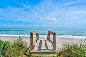 Am Strand, Liegestühle, Strandtücher