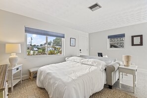 2 bedrooms, WiFi, bed sheets - Coastal Cottage 8 min Drive to Downtown & Beaches! Pet Friendly (Jensen Beach)