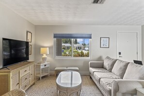 Smart TV - Coastal Cottage 8 min Drive to Downtown & Beaches! Pet Friendly (Jensen Beach)