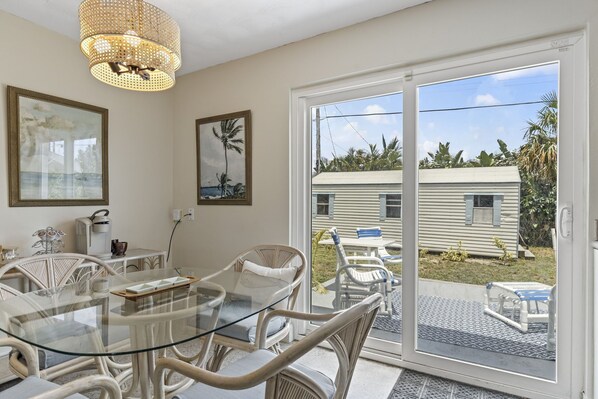 Dining - Coastal Cottage 8 min Drive to Downtown & Beaches! Pet Friendly (Jensen Beach)