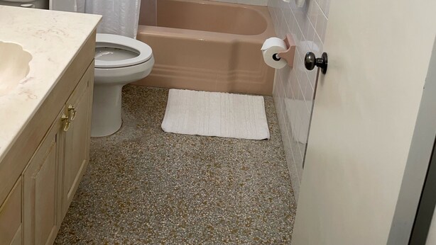 Une salle de bain avec une baignoire, des toilettes et un lavabo.