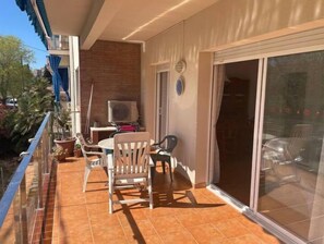 Outdoor dining - Renovated apartment 2 min walk from the beach
 (Vilanova i la Geltrú)