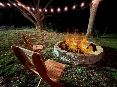 Walk to dinner, shops & coffee! New Mid-Cent in KM