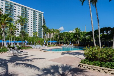 Miami Condo Sunny Isles Beach - Collins Ave Resort Luxury - Book NOW