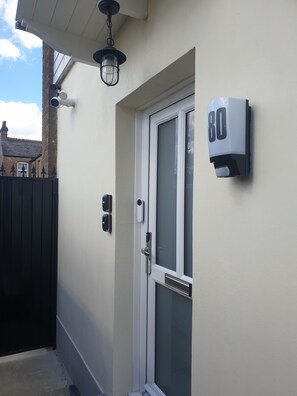 Exterior detail - London Luxury 2 Bedroom with Sofas with Lounge AC, Garden Free Parking near Tube (London)