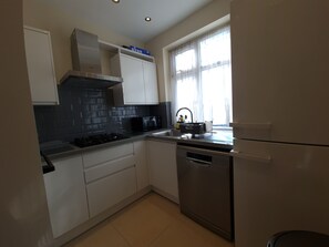 Fridge, microwave, oven, dishwasher - London Luxury 2 Bedroom with Sofas with Lounge AC, Garden Free Parking near Tube (London)