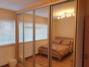 2 dormitorios, tabla de planchar con plancha, wifi y ropa de cama