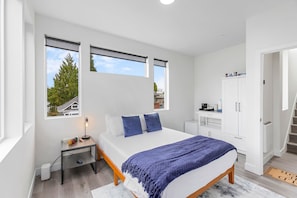 Classic Single Room | Iron/ironing board, free WiFi, bed sheets - Martell's Sunspear Sweet Suite (Seattle)