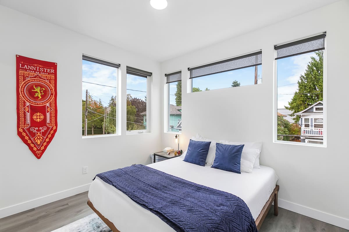 Tabla de planchar con plancha, wifi gratis y ropa de cama