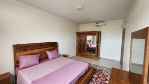 1 habitación, tabla de planchar con plancha, wifi gratis y ropa de cama