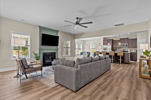 Smart TV, fireplace, ping pong - Pickleball, Arcade & Poker Retreat Near Pinehurst! (Aberdeen)