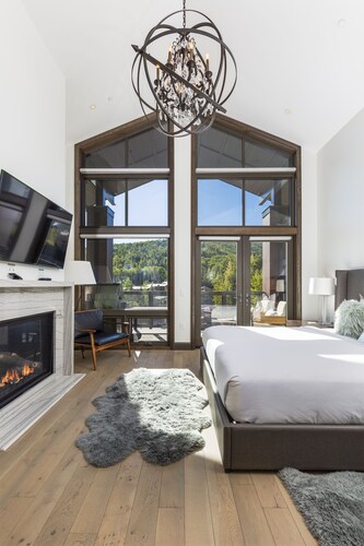 Epic Ski-In/Ski-Out Top Floor Luxury Residence in Snowmass Base Village!