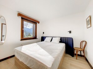 1 bedroom, desk, iron/ironing board, free WiFi