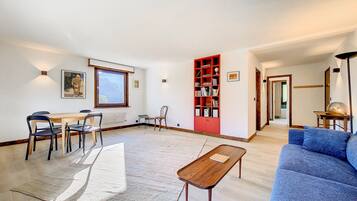 Fernseher, Bücher, Stereoanlage