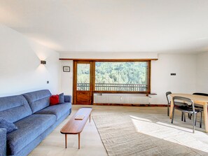 TV, bøker og stereoanlegg