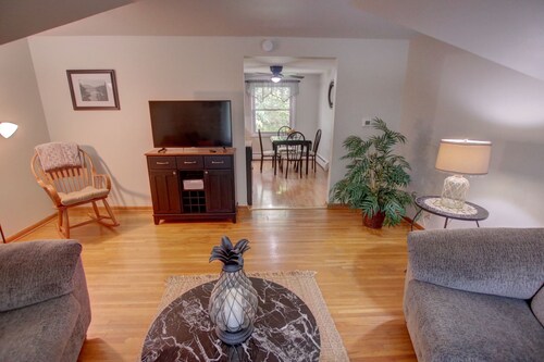 Cozy Stylish Apartment very close to Highmark Stadium 