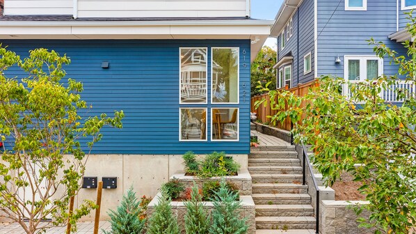 Front of property - The Seattle Kraken Sweet Suite (Seattle)