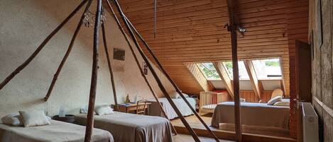 Familie vierpersoonskamer | Luxe beddengoed, individueel gedecoreerd, individueel gemeubileerd